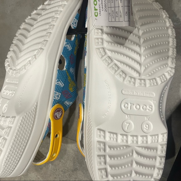 Walt disney world Cinderella castle CROCS - Picture 4 of 4